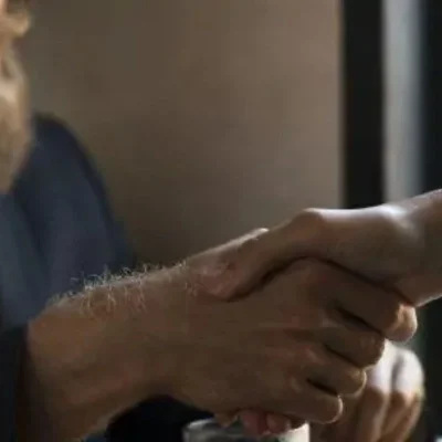 Aperto de mãos entre clientes e consultor, administradora confiável