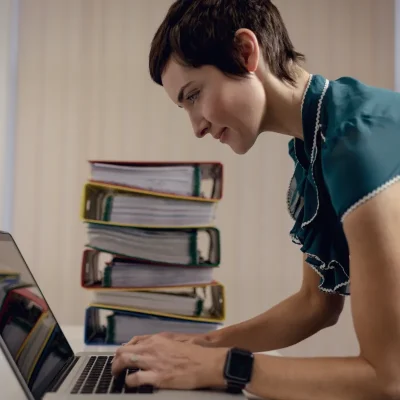 Gestora digitalizando documentos com apoio do GED.