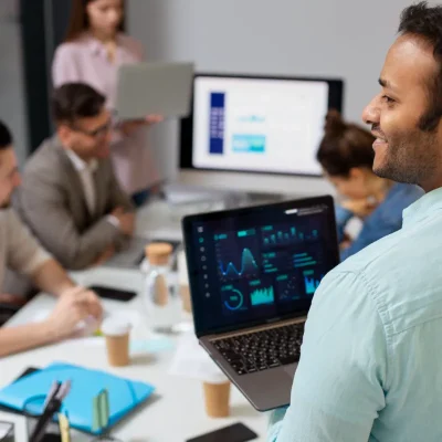 Equipe reunida durante implantação de software na empresa