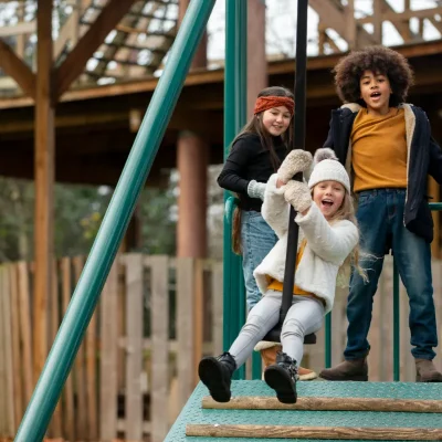 Rampa de acesso com corrimãos e piso tátil, representando acessibilidade em áreas de lazer de condomínios. As adaptações seguem a ABNT NBR 9050 e o Estatuto da Pessoa com Deficiência, garantindo inclusão, segurança e autonomia para todos os moradores e visitantes.