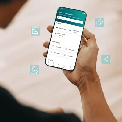 Um usuário utiliza o aplicativo Group COM para comunicação interna do condomínio.