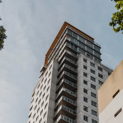 Prédio alto representando moradia em condomínio fechado.