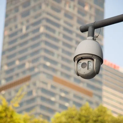 Câmera externa ilustrando sistema de câmeras de segurança para condomínios