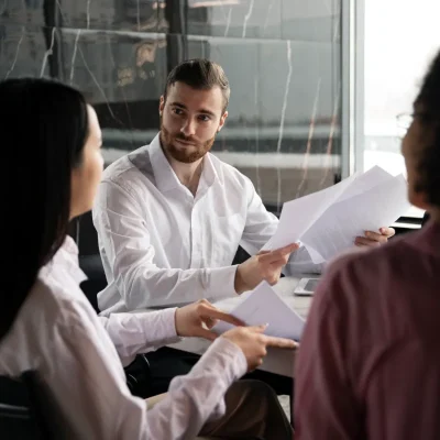 Reunião sobre como contratar um síndico terceirizado.