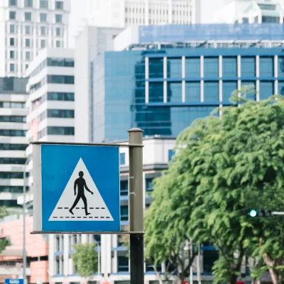 Placas de sinalização em área de condomínio com foco no morador