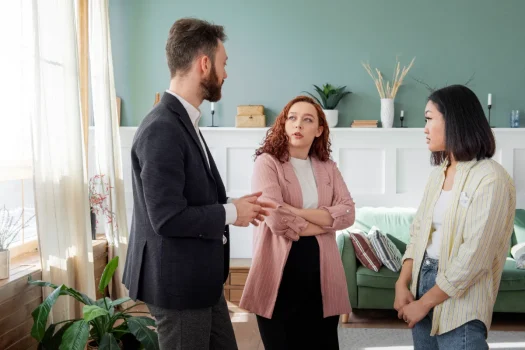 Reunião entre moradores em processo de mediação condominial