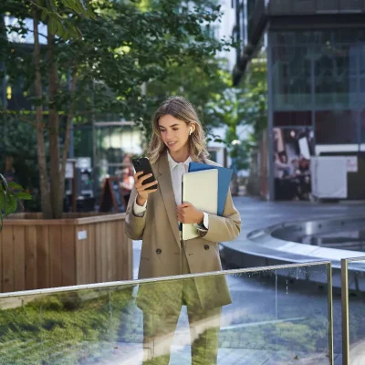 Profissional usando smartphone, simbolizando gestão transparente no condomínio.
