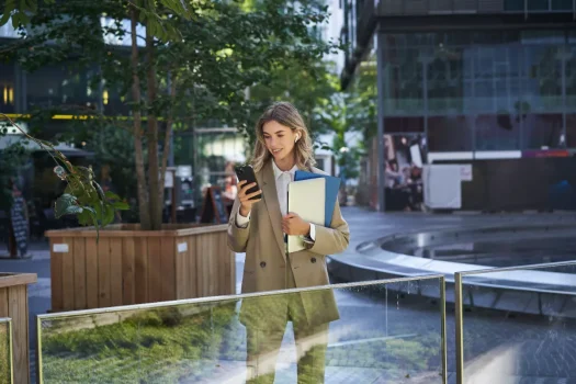 Profissional usando smartphone, simbolizando gestão transparente no condomínio.