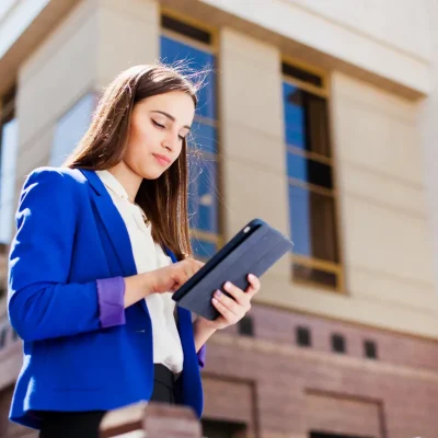 Gestora usando tablet, simbolizando o melhor sistema para administradora.