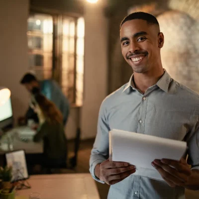 Homem em escritório ilustrando responsabilidade do síndico