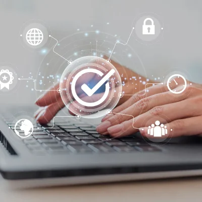 Imagem de uma uma pessoa no notebook simbolizando a assinatura eletrônica, representando a certificação digital para condomínios e o uso de tecnologia na gestão de documentos.