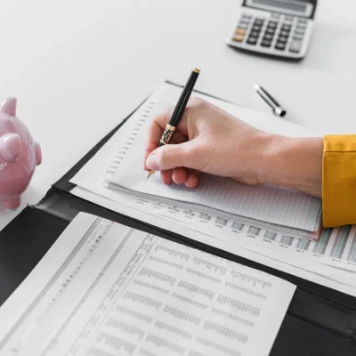 Pessoa analisando finanças e preparando carta de cobrança