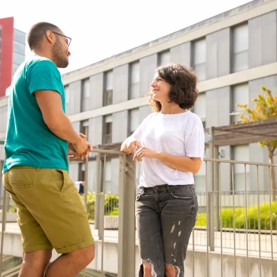 Homem e mulher conversando representando convivência em condomínio