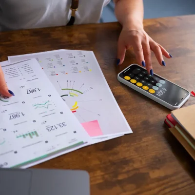 Análise de previsão orçamentária com planilhas e calculadora