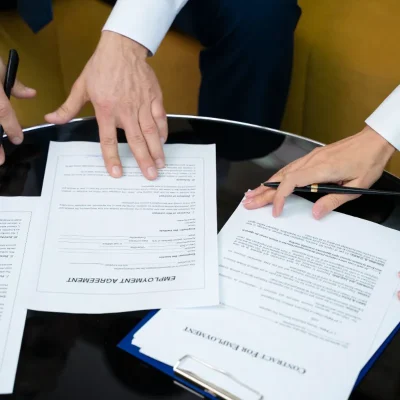 Documentos sendo analisados sobre classificação dos contratos