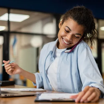 Profissional organizando tarefas e falando sobre billing