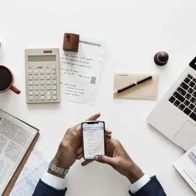 Documentos, calculadora, celular e computador, eSocial para condomínio