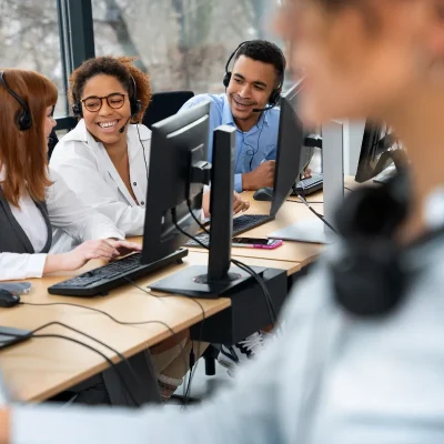 Equipe de suporte trabalhando em atendimento ao cliente