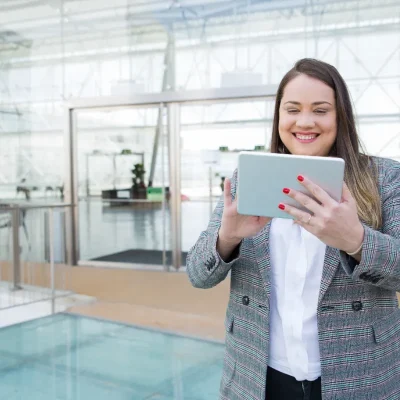 Profissional usando tablet sobre marketing digital para administradora de condomínios