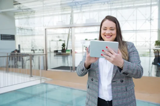 Profissional usando tablet sobre marketing digital para administradora de condomínios