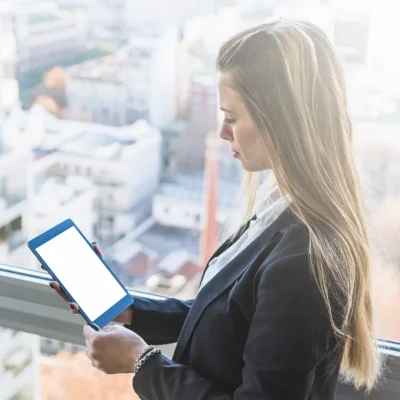 Tecnologia na administração de condomínio com tablet