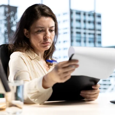 Gestora analisa documentos sobre inadimplência condominial