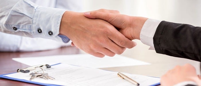 Venda de imóvel financiado: saiba como realizar aperto de mãos e contrato assinado