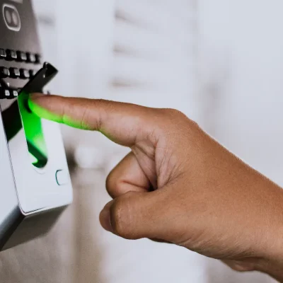 Acesso por biometria em sistema de portaria remota moderna