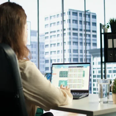 Profissional usando software para administradora de condomínios