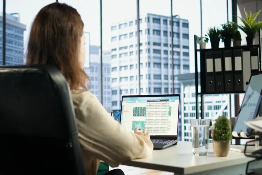 Profissional usando software para administradora de condomínios