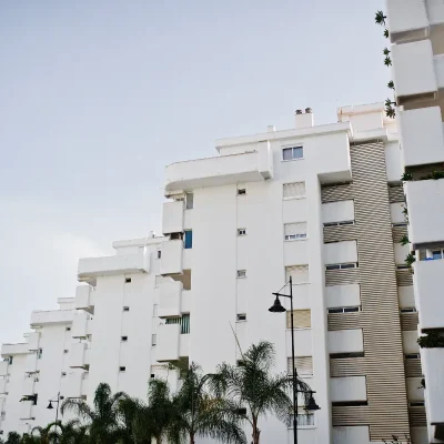 Fachada de condomínio moderno com estrutura de apartamentos, representando a individualização de água no contexto de conservação e sustentabilidade.