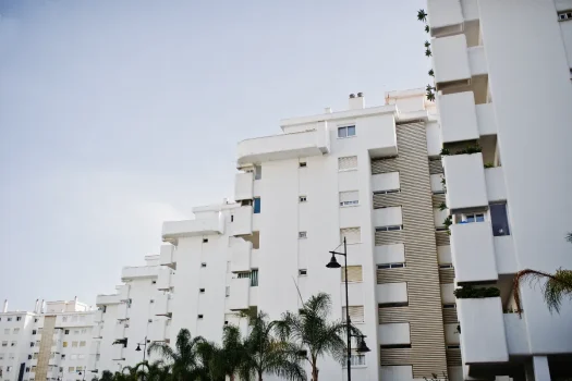 Fachada de condomínio moderno com estrutura de apartamentos, representando a individualização de água no contexto de conservação e sustentabilidade.