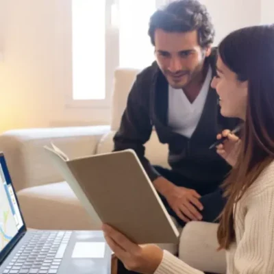 casal utilizando software para gestão de condomínios em notebook