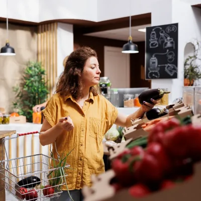 Minimercado em condomínio com moradora escolhendo produtos