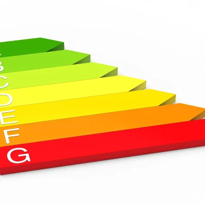 Gráfico 3D em formato de escada com setas coloridas, da verde (A - mais eficiente) à vermelha (G - menos eficiente), representando a classificação de eficiência energética e o controle de consumo em condomínio.
