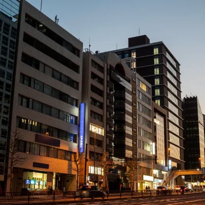 Condomínio comercial com prédios corporativos iluminados