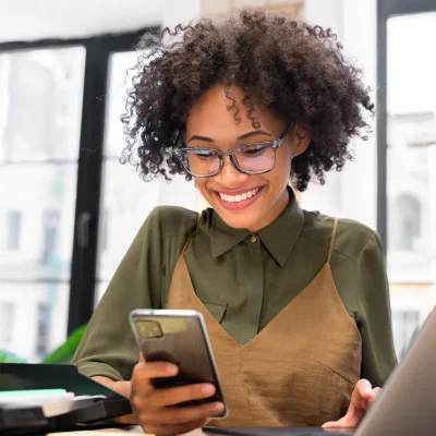 Pessoa usando conta digital para condomínio no telemóvel.