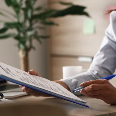 Gestora analisa documentos ao elaborar regimento interno