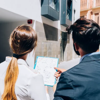 Dois profissionais analisam planta relacionada ao subsíndico