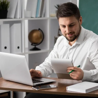 Homem estudando online para curso de síndico.