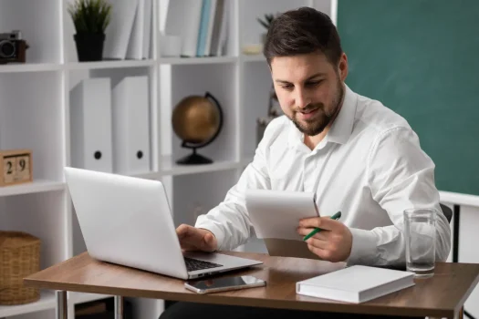 Homem estudando online para curso de síndico.