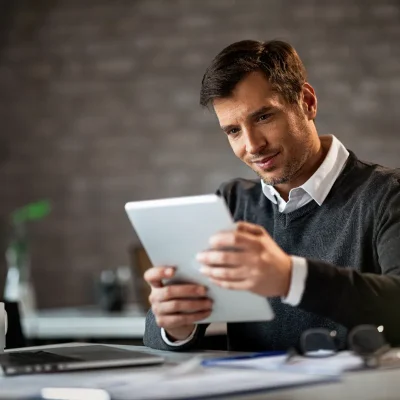 Homem analisando dados da EFD-Reinf em tablet