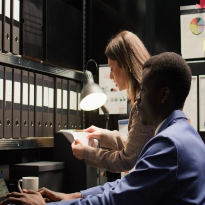 Equipe analisando documentos sobre LGPD em condomínios