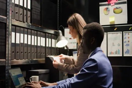 Equipe analisando documentos sobre LGPD em condomínios
