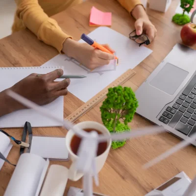 Mesa com estudo de sustentabilidade e ideias para reduzir taxa condominial.