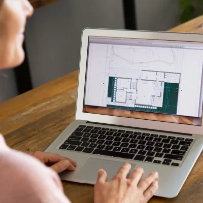 Profissional avalia planta digital ao escolher melhor sistema de condomínio