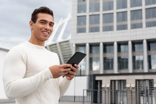Homem usando super app para condomínios no celular
