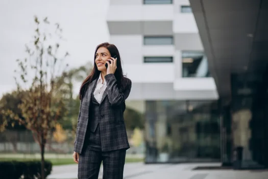 Mulher ao telefone representando quem escolhe a administradora