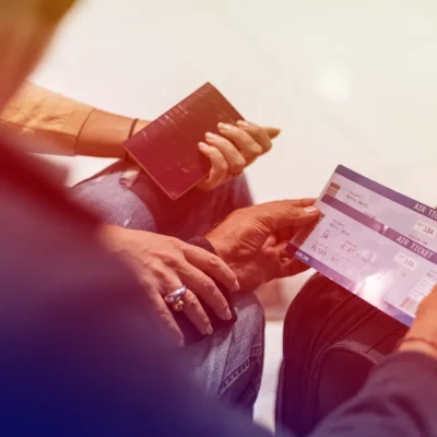 Pessoa analisando bilhetes como metáfora de geração e controle de boletos