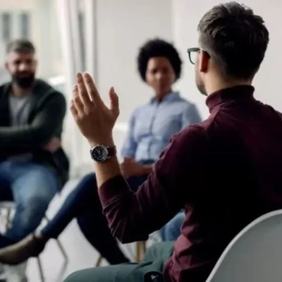 Pessoas reunidas em círculo discutindo, quórum em assembleia